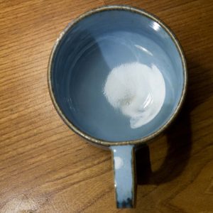 kubek z uchem o pojemności 440 ml z beżowej gliny pokryty niebieskim szkliwem- widok z góry