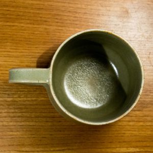 kubek z uchem o pojemności 440 ml z beżowej gliny pokryty zielonym szkliwem- widok z góry