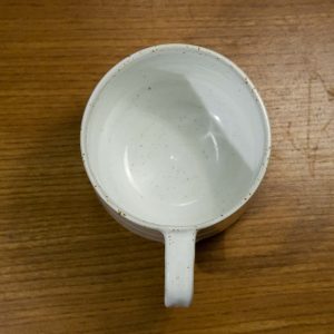 kubek z uchem o pojemności 440 ml z beżowej gliny pokryty białym szkliwem- widok z góry