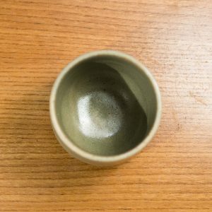 zdobiona czarka o pojemności 160 ml z beżowej gliny pokryta zielonym szkliwem- widok z góry