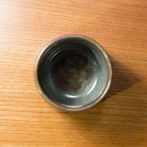 czarka o pojemności 160 ml z szarej gliny pokryta niebiesko-brązowym szkliwem- widok gory