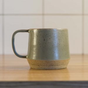 kubek z uchem o pojemności 440 ml z beżowej gliny pokryty zielonym szkliwem- widok z boku