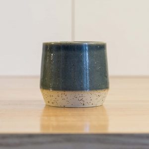 czarka o pojemności 160 ml z beżowej gliny pokryta granatowym szkliwem- widok z boku