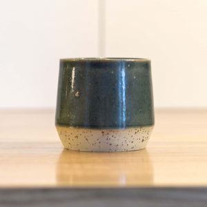 czarka o pojemności 160 ml z beżowej gliny pokryta granatowym szkliwem- widok z boku