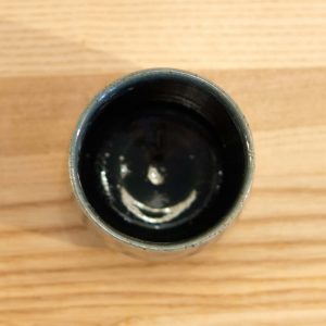 czarka o pojemności 160 ml z beżowej gliny pokryta granatowym szkliwem- widok z góry
