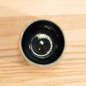 czarka o pojemności 160 ml z beżowej gliny pokryta granatowym szkliwem- widok z góry