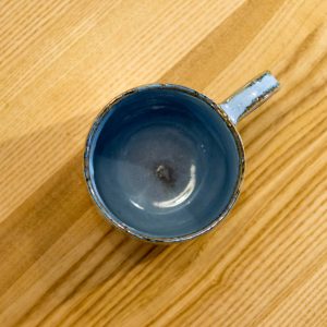 kubek z uchem o pojemności 440 ml z beżowej gliny pokryty niebieskim szkliwem- widok z góry