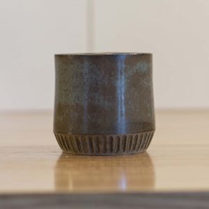 czarka o pojemności 160 ml z szarej gliny pokryta niebiesko-brązowym szkliwem- widok z boku