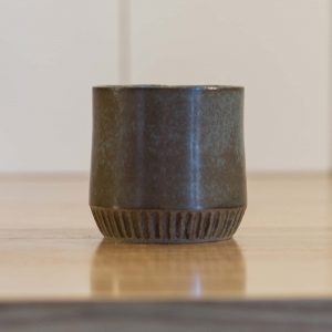 czarka o pojemności 160 ml z szarej gliny pokryta niebiesko-brązowym szkliwem- widok z boku