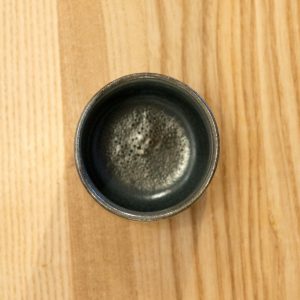 czarka o pojemności 160 ml z szarej gliny pokryta niebiesko-brązowym szkliwem- widok z góry