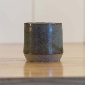 czarka o pojemności 160 ml z szarej gliny pokryta niebiesko-brązowym szkliwem- widok z boku