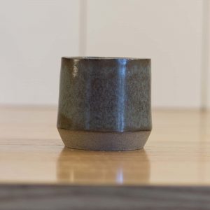 czarka o pojemności 160 ml z szarej gliny pokryta niebiesko-brązowym szkliwem- widok z boku