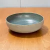 duża miska na owoce z szarej gliny pokryta niebiesko-brązowym szkliwem