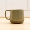 kubek z uchem o pojemności 440 ml z szarej gliny pokryty zielonym szkliwem- widok z boku
