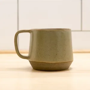 kubek z uchem o pojemności 440 ml z szarej gliny pokryty zielonym szkliwem- widok z boku