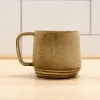 kubek z uchem o pojemności 440 ml z szarej gliny pokryty piaskowym szkliwem- widok z boku