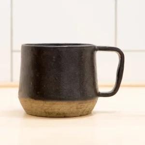 kubek z uchem o pojemności 540 ml z szarej gliny pokryty antracytowym szkliwem- widok z boku